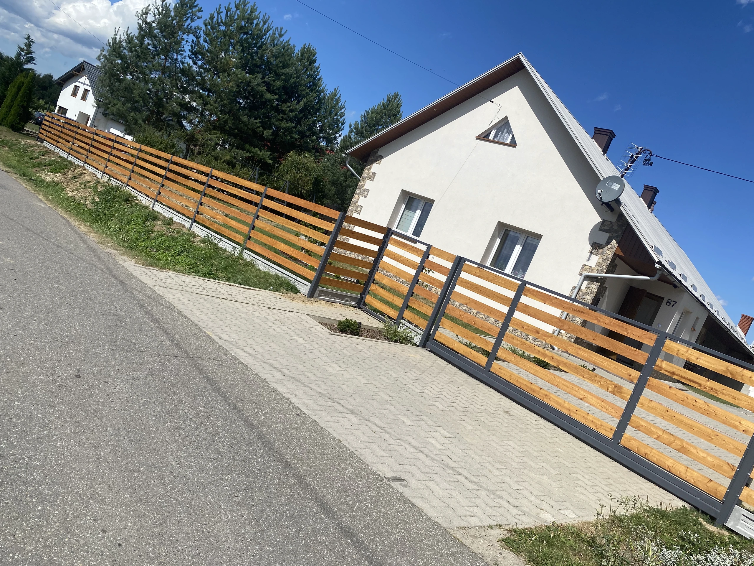 Podjazd i chodnik z kostki brukowej z montażem ogrodzenia panelowego przy domu