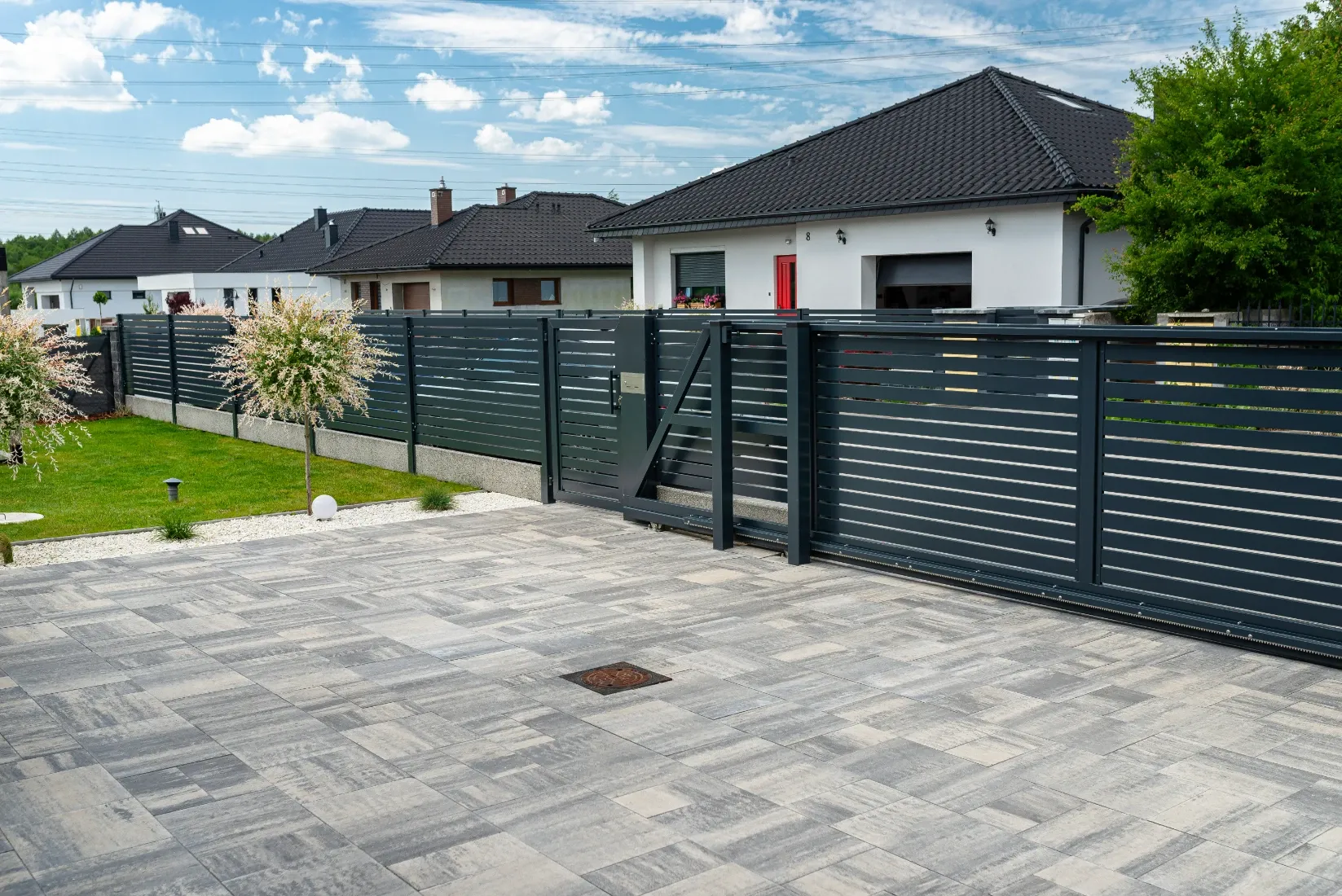 Płyty tarasowe oraz ogrodzenia panelowe przy nowoczesnym podwórzu