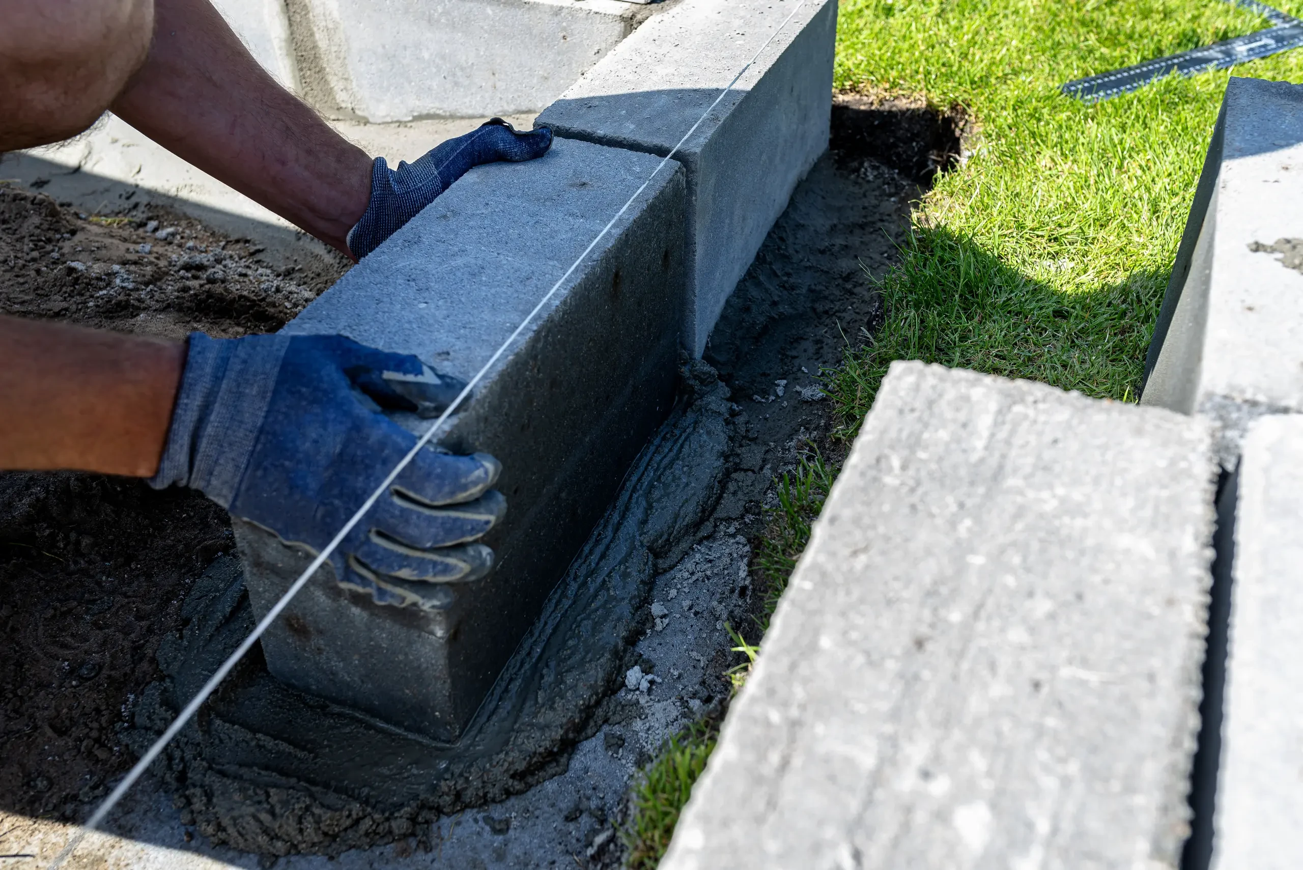 Murki oporowe z bloczków betonowych montowane na warstwie zaprawy